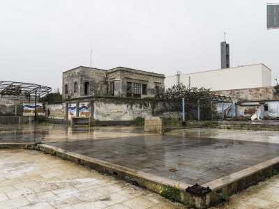 Sui muri che delimitano quest'area resistono a fatica dei disegni che richiamano le onde del mare, mentre qua e l� scorgiamo i supporti in ferro di quelle che potevano essere delle coperture per ripararsi dal sole